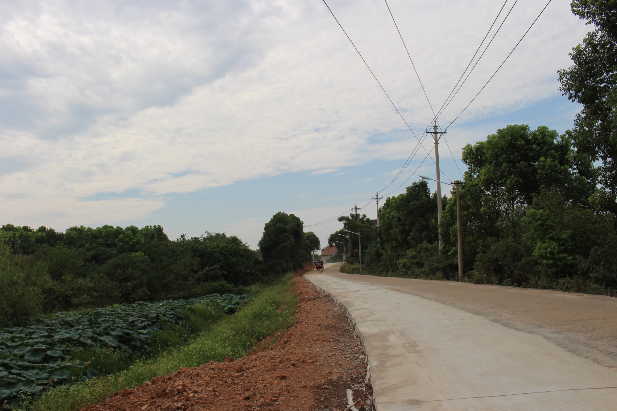 张家渡村,堡家咀村已拓宽的公路